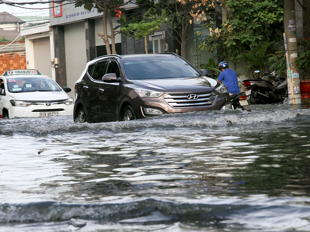 Người dân quận 12 khổ sở vượt 'biển nước' đi làm ảnh 13